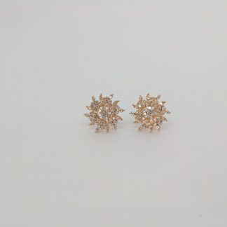 Brinco estrela dourada micro-cravejado de zircônias brancas